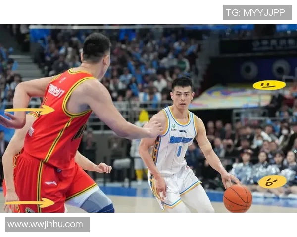 方硕在篮球赛场上的崛起与挑战：从青年才俊到职业球员的成长之路